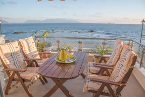 プレベザにあるAlexander Seasideの海を見渡すバルコニー(テーブル、椅子付)