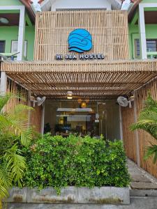 通萨拉Hi Sea Hostel - Seaside Comfort - 10mn from Pier的大楼前有标志的餐厅