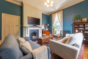 Μια τηλεόραση ή/και κέντρο ψυχαγωγίας στο 3 Bed Newark Home with Grand Ceilings & Cozy Vibes