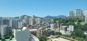 een uitzicht op een stad met hoge gebouwen bij YD Residence in Seoul