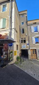 ディーにあるnice apartment in the center of Dieの傘付きの建物