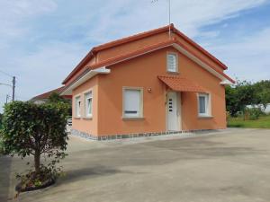 a small house with a tree in front of it at Casa Esperanza 8 huéspedes in Viñas