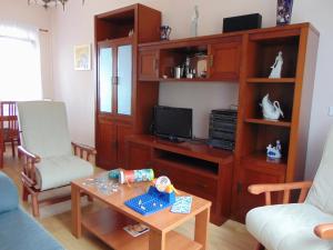 a living room with a tv and a coffee table at Casa Esperanza 8 huéspedes in Viñas