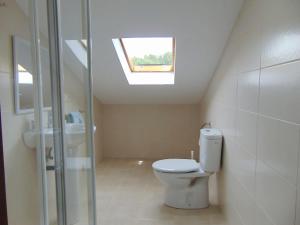 a bathroom with a toilet and a skylight at Casa Esperanza 8 huéspedes in Viñas +32 photos