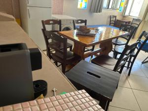 Una mesa y sillas en una cocina con un teclado. en DefensolaRelax, en Vieste