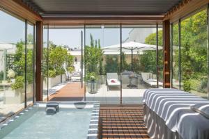 une chambre avec piscine et vue sur un patio dans l'établissement Le Bristol Paris, Oetker Hotels, à Paris