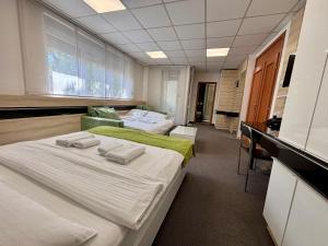Ένα ή περισσότερα κρεβάτια σε δωμάτιο στο Garni Hotel Consul