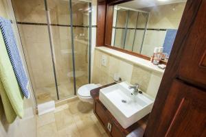 クラレンダイクにあるSeaside Apartment Pelicanの洗面台、シャワー、トイレ付きのバスルーム