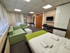 Ένα ή περισσότερα κρεβάτια σε δωμάτιο στο Garni Hotel Consul