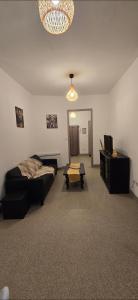 ディーにあるnice apartment in the center of Dieのベッド、テレビ、テーブルのある寝室