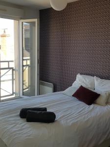 Ένα ή περισσότερα κρεβάτια σε δωμάτιο στο Proche du centre ville, parking privé