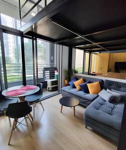 ein Wohnzimmer mit Sofa und Tisch in der Unterkunft Loft Design na Vila Mariana in São Paulo