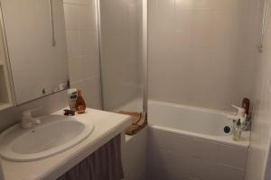 une salle de bain avec un lavabo, une douche et une baignoire dans l'établissement Duplex climatisé avec terrasse, à Agde