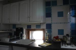 une cuisine avec un comptoir avec un évier et une fenêtre dans l'établissement Duplex climatisé avec terrasse, à Agde