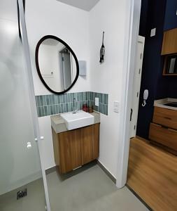 ein Badezimmer mit Waschbecken und Spiegel in der Unterkunft Loft Design na Vila Mariana in São Paulo + 26 Fotos