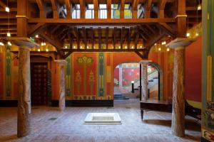 une pièce avec un bâtiment avec une porte et une porte dans l'établissement Duplex climatisé avec terrasse, à Agde 4 autres photos