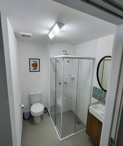 ein Badezimmer mit Toilette und Glasdusche in der Unterkunft Loft Design na Vila Mariana in São Paulo