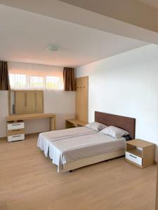 Un dormitorio con una cama grande en una habitación. en Byala sea view apartment Studio, en Byala