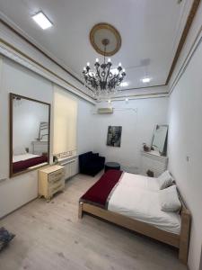 バクーにあるNest Boutique Hotel GHのベッドルーム1室(ベッド1台、鏡、シャンデリア付) +45枚の写真