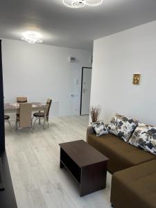 Χώρος καθιστικού στο Apartment in Ploiești 5