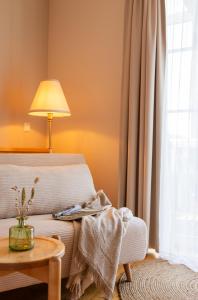 - une chambre avec un lit, une table et une lampe dans l'établissement Casa Firmenich, à Eckberg
