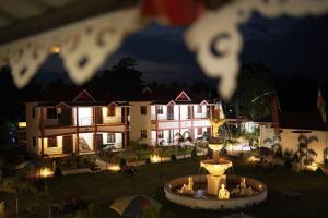 Gangotri Resort外面的花园