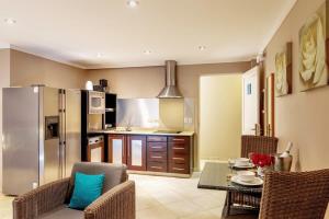 Η κουζίνα ή μικρή κουζίνα στο Luxury Studio Rough Scad at Den Laman +9 φωτογραφίες