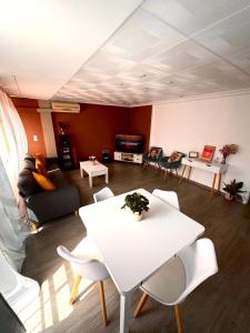 a living room with a white table and chairs at DJcumar Prime Expirience Apartamento en Cullera comodo y bien ubicado in Cullera +39 photos
