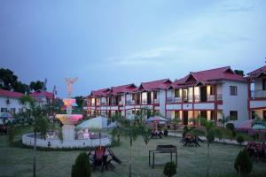 Dām DimGangotri Resort的庭院里一群带喷泉的建筑