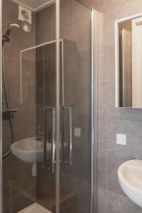 Vannituba majutusasutuses Vrolijk chalet met hottub & omheinde tuin VP094