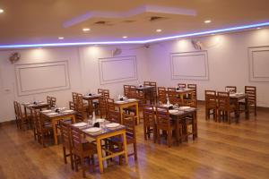 Dām DimGangotri Resort的配有木桌椅的餐厅