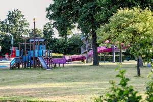 Laste mänguala majutusasutuses Vrolijk chalet met hottub & omheinde tuin VP094