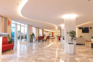 Et opholdsområde på Costa Angela Seaside Resort + 116 billeder