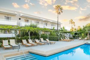 Swimmingpoolen hos eller tæt på Costa Angela Seaside Resort