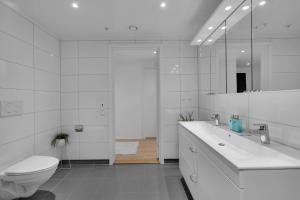 Et badeværelse på Central and modern apartment in Tromsø + 21 billeder
