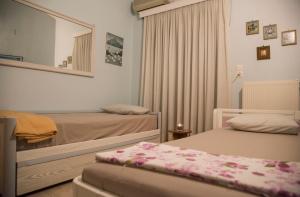 プレベザにあるAlexander Seasideのベッドルーム1室(ベッド2台、鏡付)