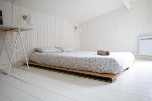 a white bedroom with a bed with a ladder at Grand appartement cœur de ville d'Angers - 5 personnes in Angers