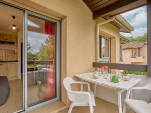 a white table and chairs on a patio at Appartement lumineux 2 pers avec animaux admis, parking et WiFi - FR-1-841-26 in Barbotan-les-Thermes