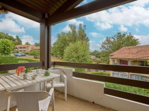 a patio with a table and chairs on a balcony at Appartement lumineux 2 pers avec animaux admis, parking et WiFi - FR-1-841-26 in Barbotan-les-Thermes