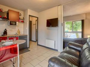 a living room with a couch and a kitchen at Charmant appartement lumineux, terrasse, parking gratuit, animaux admis - FR-1-841-36 in Barbotan-les-Thermes +12 photos