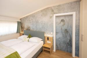Postel nebo postele na pokoji v ubytování Hotel Garni Wurzer + 37 fotografií