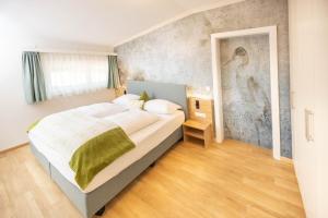 Postel nebo postele na pokoji v ubytování Hotel Garni Wurzer