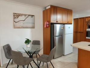 Η κουζίνα ή μικρή κουζίνα στο Cozy Queen Room - Spacious House - Convenient Location - NC5