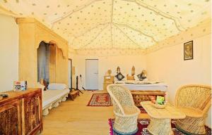 Un pat sau paturi într-o cameră la The Desert Gateway Resort