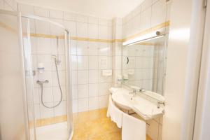 Koupelna v ubytování Hotel Garni Wurzer