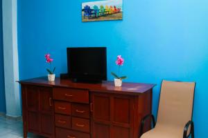 Televízia a/alebo spoločenská miestnosť v ubytovaní Sabas Beach Resort