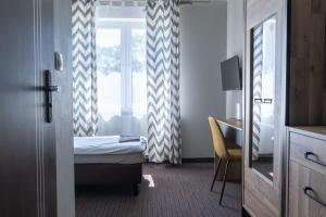 Una cama o camas en una habitación de Hotel Albatros Wąsosz
