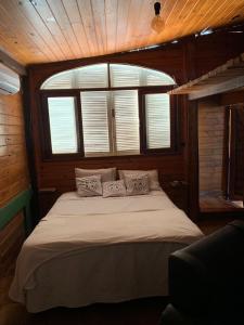 a bedroom with a large bed in a boat at Cabana Urbana in Cascavel