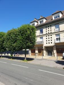 a building on the side of a street at Studio meublé en centre ville proche gare SNCF in Beauvais +7 photos