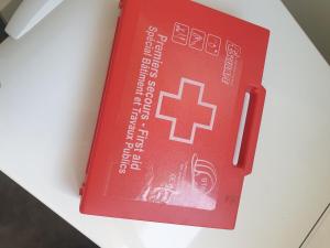 a red book sitting on top of a table at Studio meublé en centre ville proche gare SNCF in Beauvais